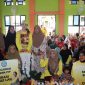 Cen Sui Lan Anggota DPR RI Fraksi Golkar Dapil Kepri berfoto bersama orang tua dan wali murid penerima bantuan beasiswa PIP dari dana aspirasi Cen Sui Lan di wilayah Kota Batam, Senin (26/6/2023). Foto: Istimewa 