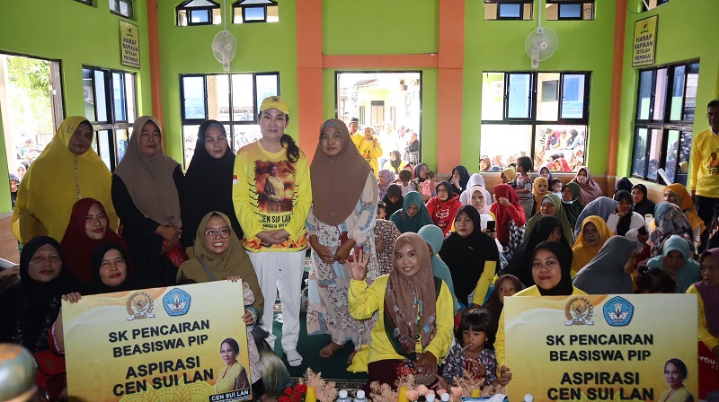 Cen Sui Lan Anggota DPR RI Fraksi Golkar Dapil Kepri berfoto bersama orang tua dan wali murid penerima bantuan beasiswa PIP dari dana aspirasi Cen Sui Lan di wilayah Kota Batam, Senin (26/6/2023). Foto: Istimewa 