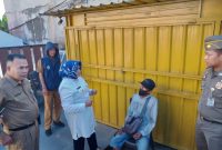 Wali Kota Tanjungpinang, Hj. Rahma, S.IP.,M.M, bersama Dinsos dan Satpol PP Kota Tanjungpinang, melakukan penertiban terhadap gelandang dan pengemis (Gepeng) serta pedagang jalanan yang ada di setiap simpang lampu merah di Tanjungpinang, Selasa (27/6/2023). Foto: Diskominfo Tanjungpinang 