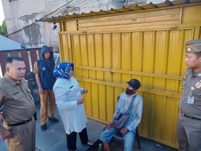 Wali Kota Tanjungpinang, Hj. Rahma, S.IP.,M.M, bersama Dinsos dan Satpol PP Kota Tanjungpinang, melakukan penertiban terhadap gelandang dan pengemis (Gepeng) serta pedagang jalanan yang ada di setiap simpang lampu merah di Tanjungpinang, Selasa (27/6/2023). Foto: Diskominfo Tanjungpinang 