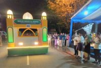 Wakil Wali Kota Tanjungpinang, H. Endang Abdullah, S.Kp.,M.Si bersama Sekretaris Daerah (Sekda) Provinsi Kepri, Adi Prihantara, melepas 70 peserta pawai takbir keliling Iduladha 1444 Hijriah, di Terminal Sei Carang Tanjungpinang, Rabu (28/6/2023). Foto: Diskominfo Tanjungpinang 