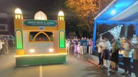 Wakil Wali Kota Tanjungpinang, H. Endang Abdullah, S.Kp.,M.Si bersama Sekretaris Daerah (Sekda) Provinsi Kepri, Adi Prihantara, melepas 70 peserta pawai takbir keliling Iduladha 1444 Hijriah, di Terminal Sei Carang Tanjungpinang, Rabu (28/6/2023). Foto: Diskominfo Tanjungpinang 