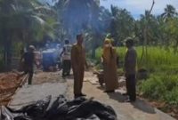 Pengerjaan semenisasi melalui program PISEW aspirasi Cen Sui Lan di Desa Sei Sebesi, Kecamatan Kundur, Kabupaten Karimun. Foto: Istimewa 