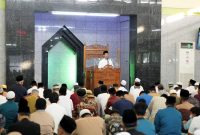Wakil Wali Kota Batam Amsakar Achmad salat Idul Adha 1444 Hijriah bersama ribuan masyarakat di Masjid Baiturahman Sekupang, Kamis (29/6) pagi. Foto: MC Batam 