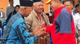 Gubernur Kepulauan Riau, H. Ansar Ahmad, bersilaturahmi bersama seluruh Kepala Desa Kecamatan Singkep Barat di Kantor Desa Sungai Harapan, Kabupaten Lingga, pada hari Sabtu (1/7). Foto: Diskominfo Kepri 