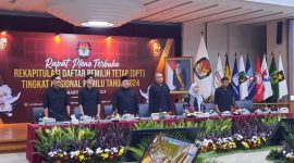 Rapat pleno terbuka rekapitulasi daftar pemilih tetap (DPT) tingkat nasional Pemilu 2024 di Ruang Sidang Utama, Kantor Komisi Pemilihan Umum (KPU), Jakarta, Minggu (2/7/2023). Foto: ANTARA/Fath Putra Mulya