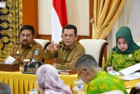 Gubernur Kepulauan Riau H. Ansar Ahmad hadir memimpin Rapat Koordinasi Bapenda Provinsi Kepri dan BP2RD Kabupaten Kota bersama Ikatan Pejabat Pembuat Akta Tanah (IPPAT) dan Ikatan Notaris Indonesia (INI) Kepri dalam rangka Optimalisasi Pendapatan Asli Daerah di Gedung Daerah, Tanjunpinang, Senin (3/7/2023). Foto: Diskominfo Kepri