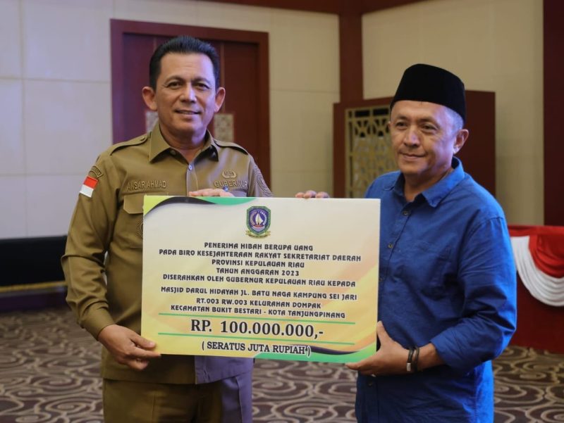 Gubernur Kepri H. Ansar Ahmad secara langsung menyerahkan bantuan hibah kepada rumah ibadah tahun anggaran 2023, Senin (3/7/2023). Foto: Diskominfo Kepri 
