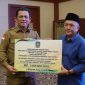 Gubernur Kepri H. Ansar Ahmad secara langsung menyerahkan bantuan hibah kepada rumah ibadah tahun anggaran 2023, Senin (3/7/2023). Foto: Diskominfo Kepri 