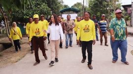 Cen Sui Lan Anggota Komisi V DPR RI Fraksi Golkar Dapil Kepulauan Riau saat meninjau aliran sungai kawasan banjir sepanjang 1,8 Km di Sagulung, Kota Batam, Minggu (2/7/2023). Foto: Istimewa 