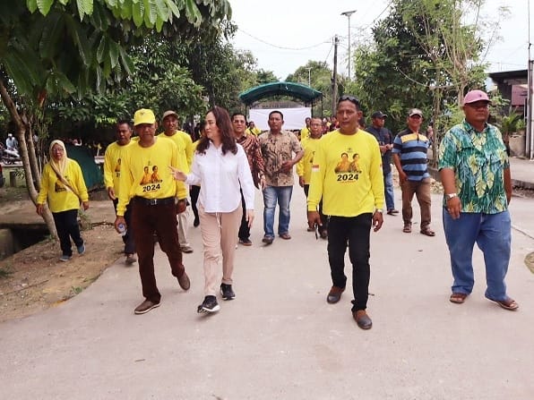 Cen Sui Lan Anggota Komisi V DPR RI Fraksi Golkar Dapil Kepulauan Riau saat meninjau aliran sungai kawasan banjir sepanjang 1,8 Km di Sagulung, Kota Batam, Minggu (2/7/2023). Foto: Istimewa