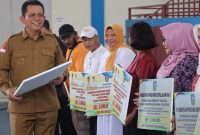 Gubernur Kepulauan Riau, H. Ansar Ahmad, secara simbolis menyerahkan berbagai bantuan kepada masyarakat Kota Batam, Selasa (4/7/2023). Foto: Diskominfo Kepri 