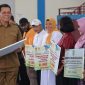 Gubernur Kepulauan Riau, H. Ansar Ahmad, secara simbolis menyerahkan berbagai bantuan kepada masyarakat Kota Batam, Selasa (4/7/2023). Foto: Diskominfo Kepri 