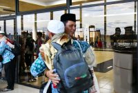 Gubernur Kepri H. Ansar Ahmad menyambut langsung kepulangan jemaah haji kloter 1 Kepulauan Riau, yang tiba kembali ke tanah air, di Bandara International Hang Nadim, Kota Batam, Selasa (4/7/2023). Foto: Diskominfo Kepri 