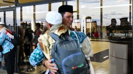 Gubernur Kepri H. Ansar Ahmad menyambut langsung kepulangan jemaah haji kloter 1 Kepulauan Riau, yang tiba kembali ke tanah air, di Bandara International Hang Nadim, Kota Batam, Selasa (4/7/2023). Foto: Diskominfo Kepri 