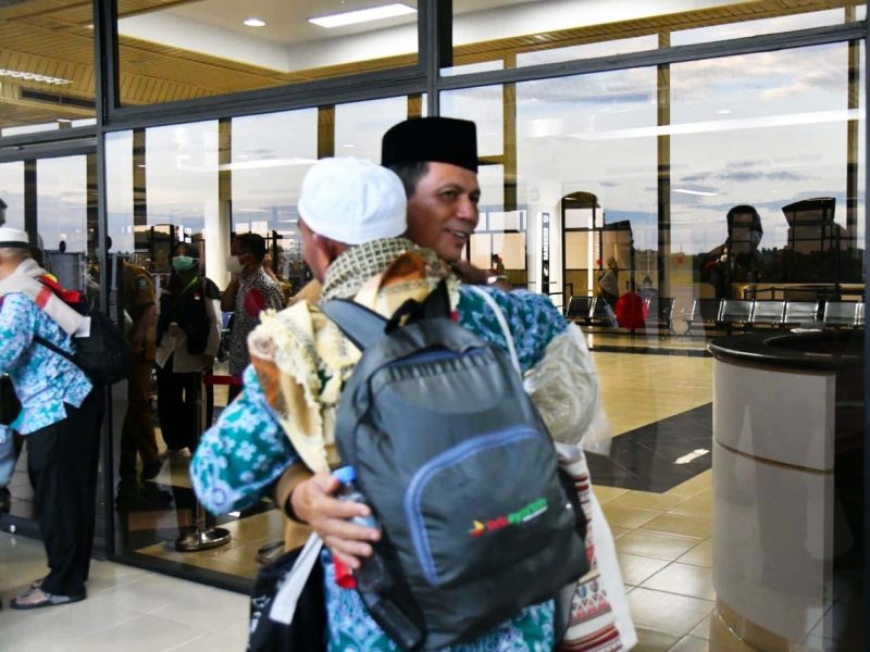 Gubernur Kepri H. Ansar Ahmad menyambut langsung kepulangan jemaah haji kloter 1 Kepulauan Riau, yang tiba kembali ke tanah air, di Bandara International Hang Nadim, Kota Batam, Selasa (4/7/2023). Foto: Diskominfo Kepri 