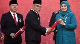Gubernur Kepulauan Riau H. Ansar Ahmad dan Ketua TP-PKK Provinsi Kepri Hj. Dewi Kumalasari Ansar menerima Penghargaan Manggala Karya Kencana dari Badan Kependudukan dan Keluarga Berencana Nasional Republik Indonesia (BKKBN RI). Foto: Diskominfo Kepri 