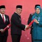 Gubernur Kepulauan Riau H. Ansar Ahmad dan Ketua TP-PKK Provinsi Kepri Hj. Dewi Kumalasari Ansar menerima Penghargaan Manggala Karya Kencana dari Badan Kependudukan dan Keluarga Berencana Nasional Republik Indonesia (BKKBN RI). Foto: Diskominfo Kepri 