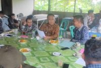 Wakil Wali Kota (Wawako) Tanjungpinang, H.Endang Abdullah, S.Kp.,M.Si, memimpin langsung rapat koordinasi terkait penanganan data kemiskinan bersama perangkat kelurahan, RT, RW, dan perwakilan masyarakat di wilayah kelurahan Dompak, kecamatan Bukit Bestari, di rumah makan Mateam Aulia Dompak, Kamis (6/7/2023). Foto: Diskominfo Tanjungpinang 