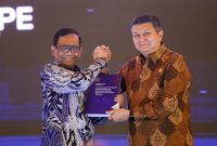 Kepala BNPT, Rycko Amelza Dahniel bersama Menko Polhukam Mahfud MD dalam acara Peluncuran Tren dan Capaian Pencegahan dan Penanggulangan Ekstremisme Berbasis Kekerasan yang Mengarah Pada Terorisme Tahun 2023 yang digelar secara luring dan daring di Jakarta pada Rabu (5/7/2023). Foto: BNPT
