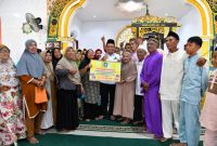 Gubernur Kepulauan Riau H. Ansar Ahmad kembali hadir ditengah-tengah masyarakat Pulau Kasu Kecamatan Belakang Padang Kota Batam, Jumat (7/7/2023) untuk menyerahkan bantuan kepada masyarakat yang menjadi korban bencana angin puting beliung pada 26 Juni lalu. Penyerahan dipusatkan di Masjid  Jami Al Jihad Pulau Kasu. Foto: Diskominfo Kepri 