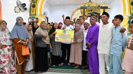 Gubernur Kepulauan Riau H. Ansar Ahmad kembali hadir ditengah-tengah masyarakat Pulau Kasu Kecamatan Belakang Padang Kota Batam, Jumat (7/7/2023) untuk menyerahkan bantuan kepada masyarakat yang menjadi korban bencana angin puting beliung pada 26 Juni lalu. Penyerahan dipusatkan di Masjid  Jami Al Jihad Pulau Kasu. Foto: Diskominfo Kepri 