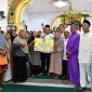 Gubernur Kepulauan Riau H. Ansar Ahmad kembali hadir ditengah-tengah masyarakat Pulau Kasu Kecamatan Belakang Padang Kota Batam, Jumat (7/7/2023) untuk menyerahkan bantuan kepada masyarakat yang menjadi korban bencana angin puting beliung pada 26 Juni lalu. Penyerahan dipusatkan di Masjid  Jami Al Jihad Pulau Kasu. Foto: Diskominfo Kepri 