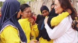 Cen Sui Lan Anggota DPR RI dari Partai Golkar Dapil Kepulauan Riau dipeluk haru bahagia oleh ibu-ibu di Sagulung, Kota Batam. Foto: Istimewa 