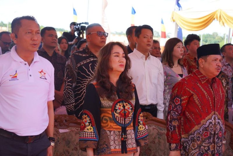 Cen Sui Lan (tengah) dan Bambang Patijaya Anggota DPR RI (baju putih Permabudhi) serta  Mahbub Daryanto KaMenag Prop Kepri menghadiri Peresmian Pagoda Tertinggi di Indonesia pada Sabtu (8/7). Foto: INIKEPRI.COM 