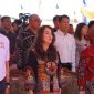 Cen Sui Lan (tengah) dan Bambang Patijaya Anggota DPR RI (baju putih Permabudhi) serta  Mahbub Daryanto KaMenag Prop Kepri menghadiri Peresmian Pagoda Tertinggi di Indonesia pada Sabtu (8/7). Foto: INIKEPRI.COM 