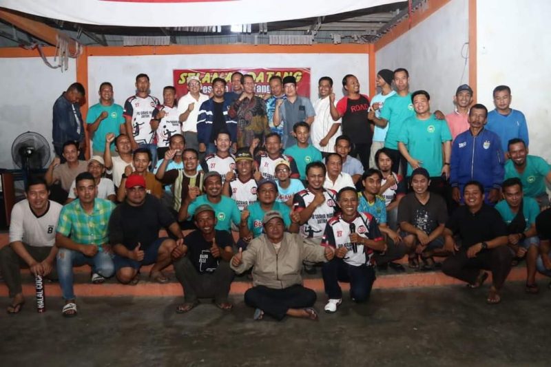 Wakil Wali Kota Batam Amsakar Achmad membuka turnamen badminton Katar RW 27 Graha Nusa Batam, Sagulung. Foto: MC Batam