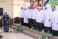 Wali Kota Tanjungpinang, Hj. Rahma, S.IP.,M.M, mengukuhkan Pengurus Daerah Ikatan Persaudaraan Haji Indonesia (PD IPHI) Kota Tanjungpinang periode 2022-2027 di Aula mini Asrama Haji Tanjungpinang, Minggu (9/7/2023). Foto: Diskominfo Tanjungpinang 