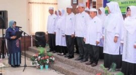 Wali Kota Tanjungpinang, Hj. Rahma, S.IP.,M.M, mengukuhkan Pengurus Daerah Ikatan Persaudaraan Haji Indonesia (PD IPHI) Kota Tanjungpinang periode 2022-2027 di Aula mini Asrama Haji Tanjungpinang, Minggu (9/7/2023). Foto: Diskominfo Tanjungpinang 