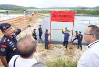 Kementerian Kelautan dan Perikanan (KKP) melalui Direktorat Jenderal Pengawasan Sumber Daya Kelautan dan Perikanan (PSDKP) menyegel dua unit usaha budidaya udang di Kota Batam. Foto: KKP