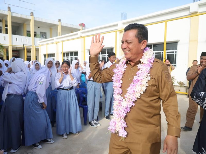 Gubernur Kepri, Ansar Ahmad, menghadiri kegiatan Sosialisasi Pencegahan Stunting pada Remaja melalui Program Generasi Emas Anti Stunting (GeMas) di SMKN 8 Sei Pelungut, Kecamatan Sagulung, Kota Batam, pada Senin (10/7/2023). Foto: Diskominfo Kepri