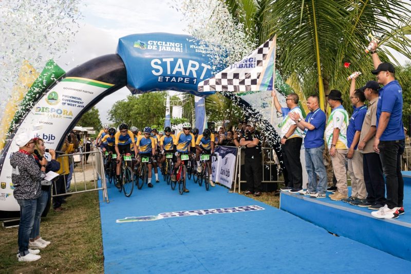 Pemda Provinsi Jawa Barat dan bank bjb bersama Harian Kompas menggelar Cycling de Jabar 2023. Event balap sepeda yang menjajal wilayah Jabar Selatan tersebut akan berlangsung pada 8-9 Juli 2023. bank bjb sebagai sponsor utama Cycling de Jabar 2023 turut berperan aktif dalam event balap sepeda guna menggerakan ekonomi di Jabar selatan. Foto: bank bjb untuk INIKEPRI.COM