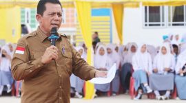 Gubernur Kepulauan Riau, Ansar Ahmad, menghadiri sosialisasi Pencegahan Stunting Pada Remaja melalui Program Generasi Emas Anti Stunting (GeMas) di SMAN 20 Mega Legenda, Kota Batam, pada Senin (10/7/2023). Foto: Diskominfo Kepri 