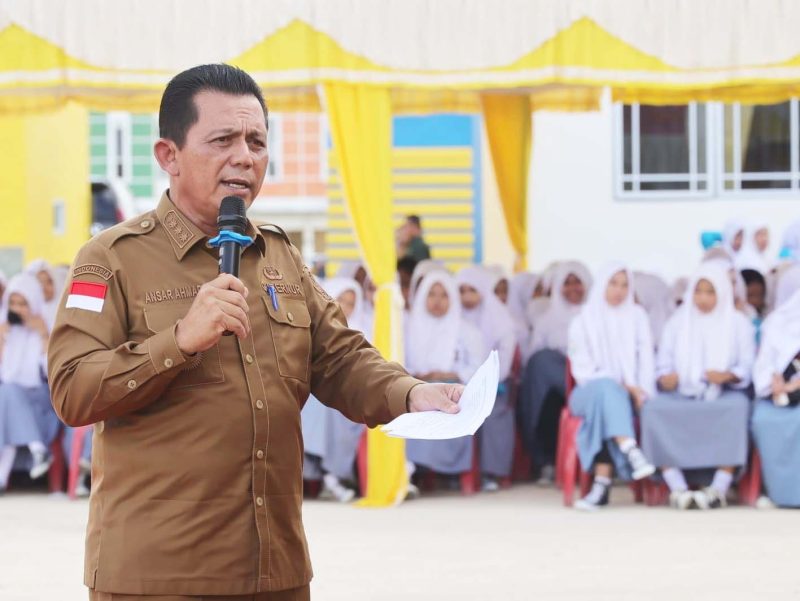 Gubernur Kepulauan Riau, Ansar Ahmad, menghadiri sosialisasi Pencegahan Stunting Pada Remaja melalui Program Generasi Emas Anti Stunting (GeMas) di SMAN 20 Mega Legenda, Kota Batam, pada Senin (10/7/2023). Foto: Diskominfo Kepri