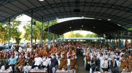 Gubernur Kepulauan Riau H. Ansar Ahmad menyerahkan bantuan untuk Rumah Ibadah dan bantuan insentif Guru Pendidikan Anak (PA) TK, PAUD, dan Raudatul Athfa Tahun Anggaran 2023 Kabupaten Bintan, Senin (10/7/2023). Foto: Diskominfo Kepri 