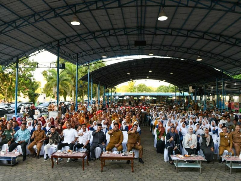 Gubernur Kepulauan Riau H. Ansar Ahmad menyerahkan bantuan untuk Rumah Ibadah dan bantuan insentif Guru Pendidikan Anak (PA) TK, PAUD, dan Raudatul Athfa Tahun Anggaran 2023 Kabupaten Bintan, Senin (10/7/2023). Foto: Diskominfo Kepri 
