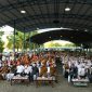 Gubernur Kepulauan Riau H. Ansar Ahmad menyerahkan bantuan untuk Rumah Ibadah dan bantuan insentif Guru Pendidikan Anak (PA) TK, PAUD, dan Raudatul Athfa Tahun Anggaran 2023 Kabupaten Bintan, Senin (10/7/2023). Foto: Diskominfo Kepri 