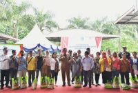 Gubernur Kepulauan Riau, H. Ansar Ahmad, menyerahkan sebanyak 1.200 paket sembako bagi masyarakat Batam Tahun 2023, di Komplek Aku Tahu Sei Panas Kota Batam, Selasa (11/7/2023). Foto: Diskominfo Kepri 