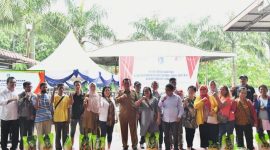 Gubernur Kepulauan Riau, H. Ansar Ahmad, menyerahkan sebanyak 1.200 paket sembako bagi masyarakat Batam Tahun 2023, di Komplek Aku Tahu Sei Panas Kota Batam, Selasa (11/7/2023). Foto: Diskominfo Kepri 