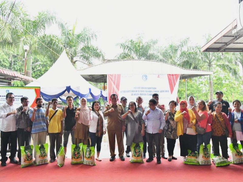 Gubernur Kepulauan Riau, H. Ansar Ahmad, menyerahkan sebanyak 1.200 paket sembako bagi masyarakat Batam Tahun 2023, di Komplek Aku Tahu Sei Panas Kota Batam, Selasa (11/7/2023). Foto: Diskominfo Kepri 