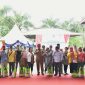 Gubernur Kepulauan Riau, H. Ansar Ahmad, menyerahkan sebanyak 1.200 paket sembako bagi masyarakat Batam Tahun 2023, di Komplek Aku Tahu Sei Panas Kota Batam, Selasa (11/7/2023). Foto: Diskominfo Kepri 