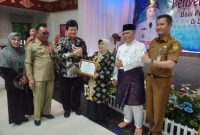 Badan Kepegawaian dan Pengembangan Sumber Daya Manusia (BKPSDM) Kota Tanjungpinang, menggelar kegiatan penyerahan piagam penghargaan bagi pensiunan dan pegawai Batas Usia Penisun (BUP) tahun 2023 yang ada dilingkungan Pemko Tanjungpinang, Selasa (11/7/2023) di Gedung PKK Kota Tanjungpinang, Senggarang. Foto: Diskominfo Tanjungpinang 