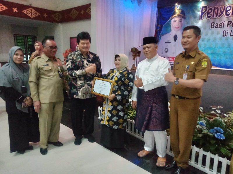 Badan Kepegawaian dan Pengembangan Sumber Daya Manusia (BKPSDM) Kota Tanjungpinang, menggelar kegiatan penyerahan piagam penghargaan bagi pensiunan dan pegawai Batas Usia Penisun (BUP) tahun 2023 yang ada dilingkungan Pemko Tanjungpinang, Selasa (11/7/2023) di Gedung PKK Kota Tanjungpinang, Senggarang. Foto: Diskominfo Tanjungpinang
