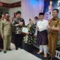 Badan Kepegawaian dan Pengembangan Sumber Daya Manusia (BKPSDM) Kota Tanjungpinang, menggelar kegiatan penyerahan piagam penghargaan bagi pensiunan dan pegawai Batas Usia Penisun (BUP) tahun 2023 yang ada dilingkungan Pemko Tanjungpinang, Selasa (11/7/2023) di Gedung PKK Kota Tanjungpinang, Senggarang. Foto: Diskominfo Tanjungpinang 