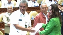 Cen Sui Lan Anggota DPR RI dari Partai Golkar Dapil Kepulauan Riau menyerahkan proposal penanggulangan banjir di Tanjungpinang dan Sei Pelunggut Batam. Foto: Istimewa 