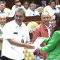 Cen Sui Lan Anggota DPR RI dari Partai Golkar Dapil Kepulauan Riau menyerahkan proposal penanggulangan banjir di Tanjungpinang dan Sei Pelunggut Batam. Foto: Istimewa 